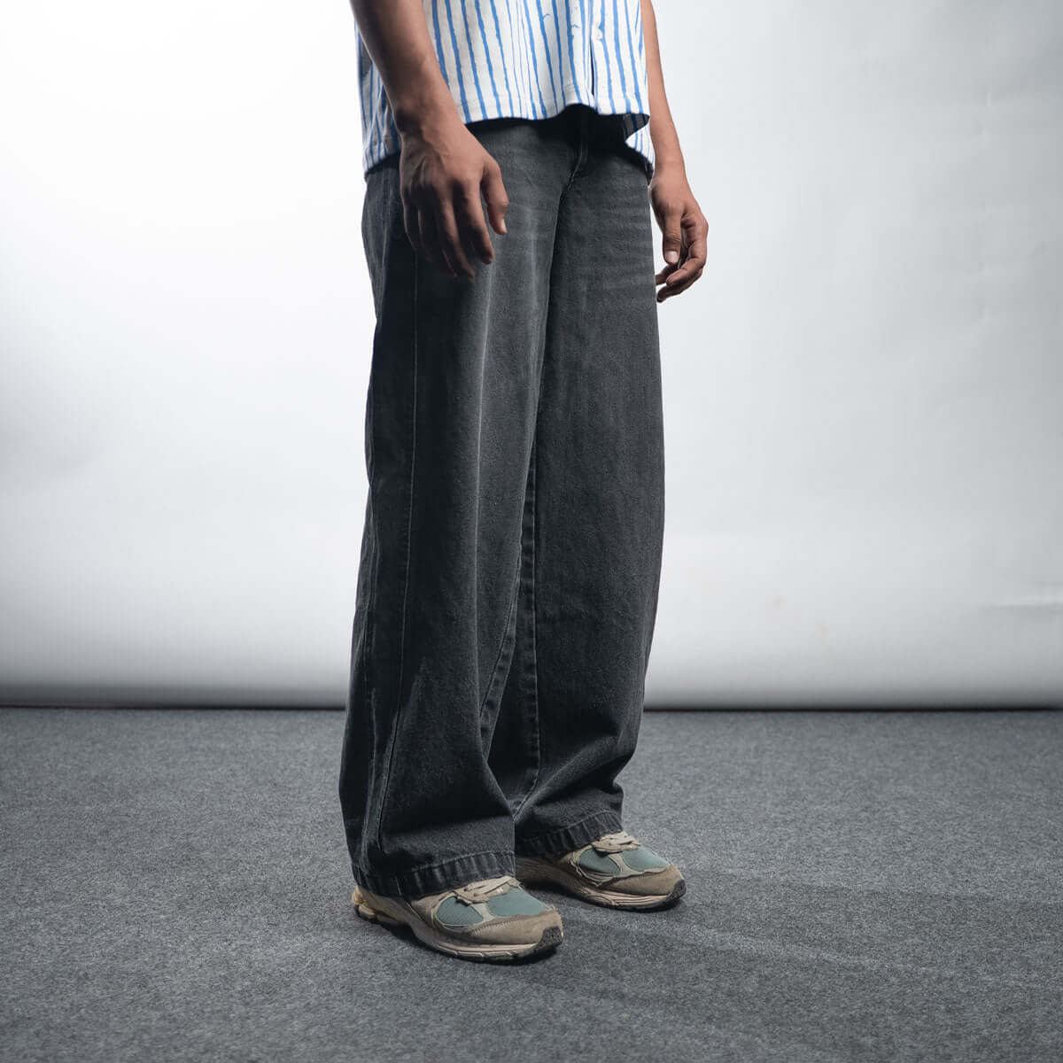 LOW RISE BLACK WASHED DENIM