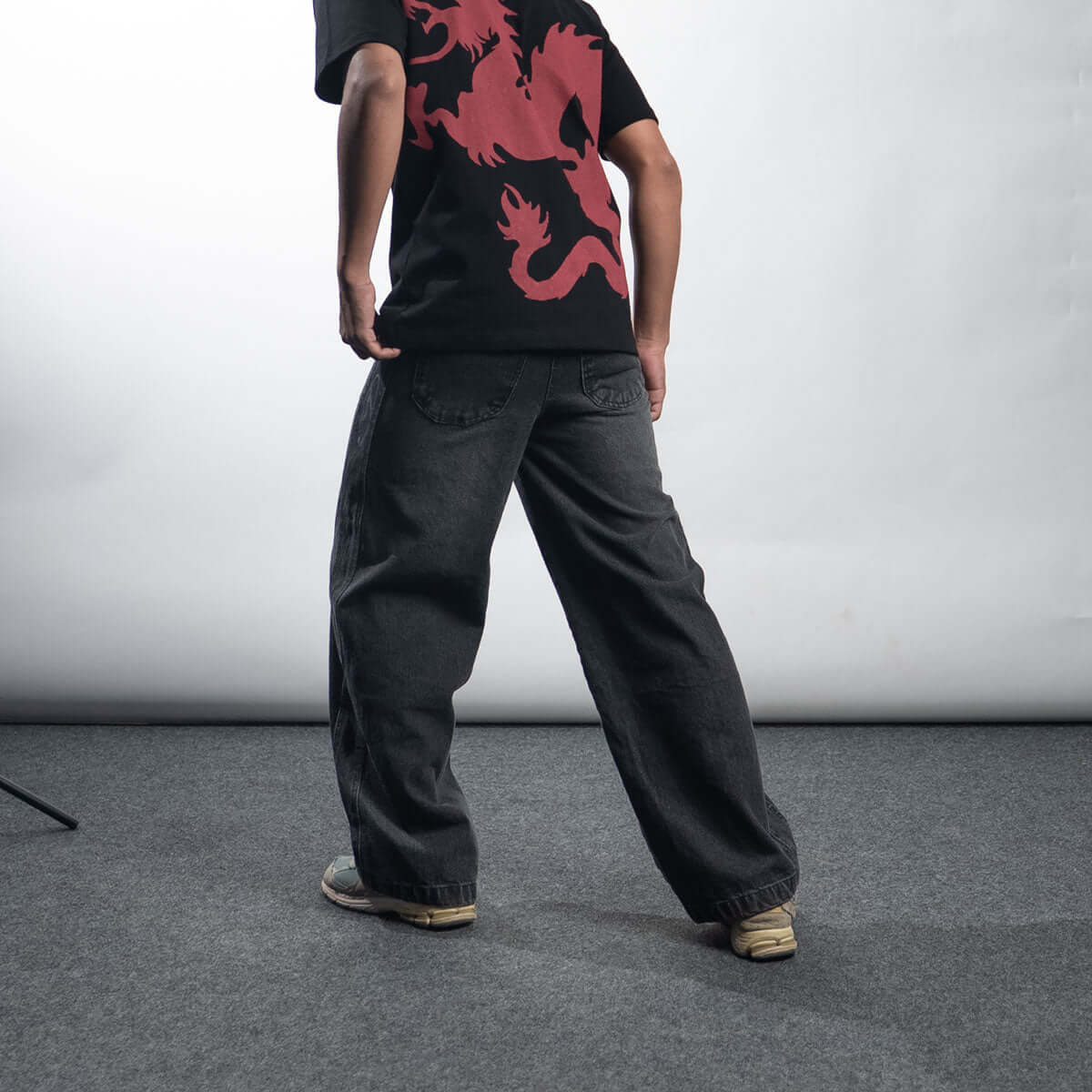 LOW RISE BLACK WASHED DENIM